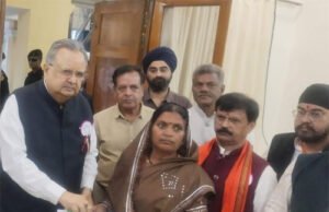 विधानसभा अध्यक्ष डॉ. रमन सिंह ने पीड़ितों को प्रदान की सहायता राशि