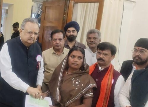 विधानसभा अध्यक्ष डॉ. रमन सिंह ने पीड़ितों को प्रदान की सहायता राशि