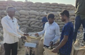 किसान अजय कुमार इस वर्ष धान बिक्री की राशि से करेंगे भतीजे की शादी