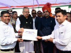 जनसंपर्क विभाग के प्रवीण रंगारी एवं भूपेन्द्र साहू को उत्कृष्ट कार्य के लिए किया गया सम्मानित