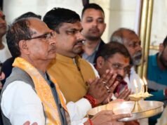 केन्द्रीय कृषि एवं किसान कल्याण मंत्री शिवराज सिंह चौहान ने मां बम्लेश्वरी मंदिर पहुंचकर पूजा-अर्चना की