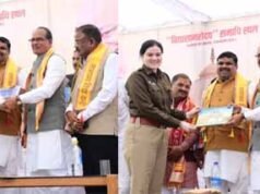 केन्द्रीय मंत्री शिवराज सिंह चौहान को कलेक्टर एवं एसपी ने छत्तीसगढ़ पर आधारित किताब की भेंट