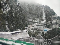 “बारिश और बर्फबारी बनी मुसीबत, सफेद चादर से लिपटा त्रिकुटा पर्वत, कटरा “