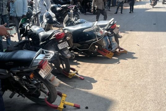 राजनांदगांव में नो पार्किंग में खड़े वाहनों पर यातायात पुलिस की कार्रवाई