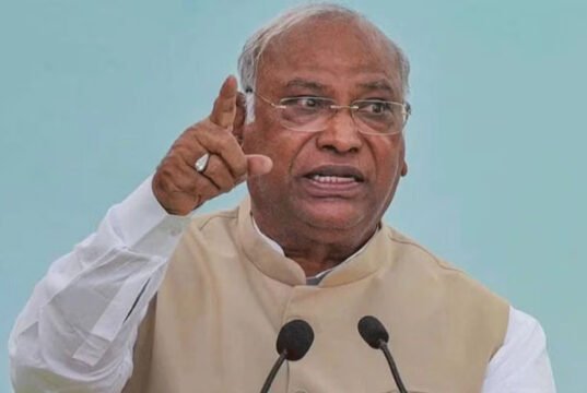 खरगे ने केजरीवाल पर साधा निशाना, अन्याय के खिलाफ लड़ाई की दी सलाह…