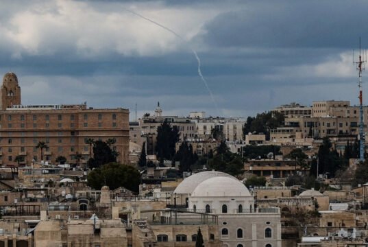 दुबई में भारतीय दूतावास ने नागरिकों के लिए जारी की एडवाइजरी, गैर-जरूरी यात्रा न करने की दी सलाह,.