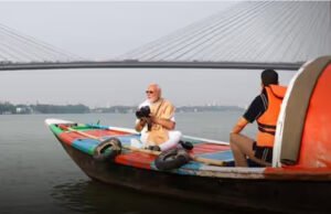 इफ्तिखार अहमद की नाव में बैठकर पीएम मोदी ने किया फोटोशूट, सामने आया मालिक, बोला- ‘हमें 5 मिनट पहले ही…’