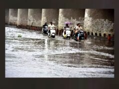 जलमग्न सड़कों पर लोग” जलभराव के कारण व्यवधान की चेतावनी” जलभराव और भूस्खलन के खिलाफ आवश्यक सावधानियां बरतें।