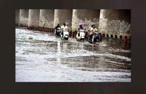 जलमग्न सड़कों पर लोग” जलभराव के कारण व्यवधान की चेतावनी” जलभराव और भूस्खलन के खिलाफ आवश्यक सावधानियां बरतें।