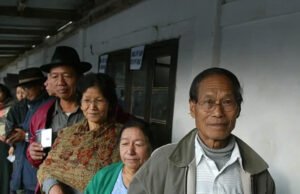 मिजोरम में मतदाता पुनरीक्षण का निष्कर्ष एक मतदाता वोट डालते हुए।