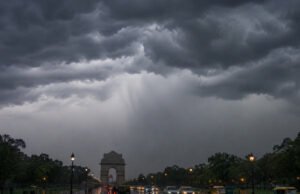 दिल्ली में बादल छाए रहने के साथ आंधी-तूफान आने और बिजली चकमने के साथ हल्की से मध्यम बारिश…