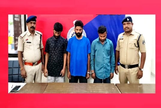 cg” मोहल्ले में हुल्लड़बाजी कर शांति भंग करने वाले तीन असामाजिक तत्व गिरफ्तार…”