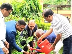 क्षेत्रीय प्रशासनिक भवन प्रांगण में मुख्य अभियंता श्री एच. के. मेश्राम ने अधिकारियों के साथ वृक्षारोपण कर लिया सुरक्षा का संकल्प…