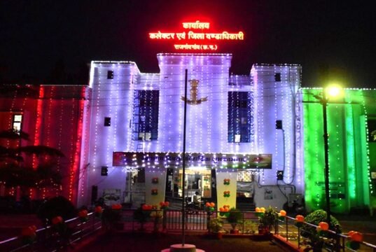 स्वतंत्रता दिवस पर्व के अवसर पर कलेक्टोरेट परिसर में बिखरी रंग-बिरंगे झालरों की मोहक छटा…
