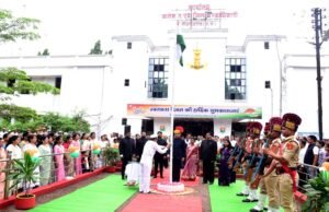 कलेक्टर ने कलेक्टोरेट में किया ध्वजारोहण…