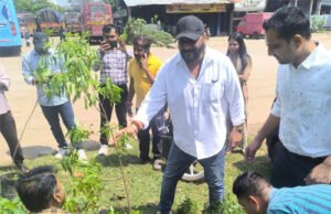 एक घंटे के श्रमदान के बाद रोपे पौधे, संरक्षण का लिया संकल्प