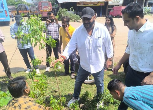 एक घंटे के श्रमदान के बाद रोपे पौधे, संरक्षण का लिया संकल्प