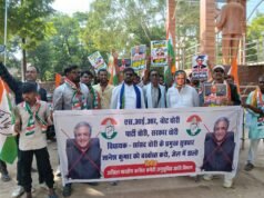 मुख्य चुनाव आयुक्त के इस्तीफे की मांग को लेकर कांग्रेस ने सौंपा ज्ञापन